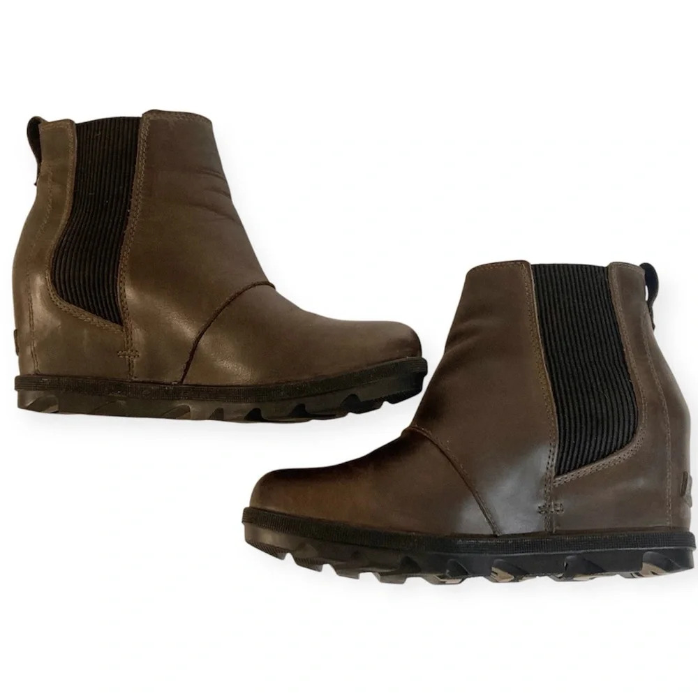 Sorel Joan Of Arctic Wedge II Chelsea Boots Booties Size 8.5 Dark Brown & Black
